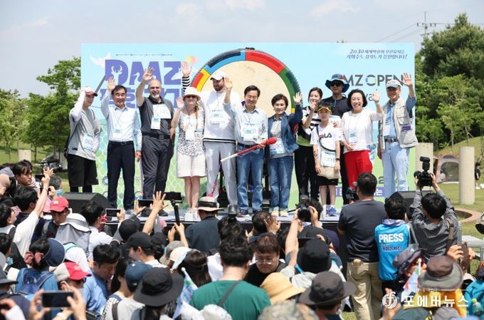 20일 오후 DMZ생태관광지원센터에서 열린 DMZ 평화걷기 행사에서 김동연 경기도지사가 DMZ 평화걷기 시작을 알리는 출발 세레머니(북치기)를 마치고 참석한 내빈들과 기념촬영을 하고 있다.