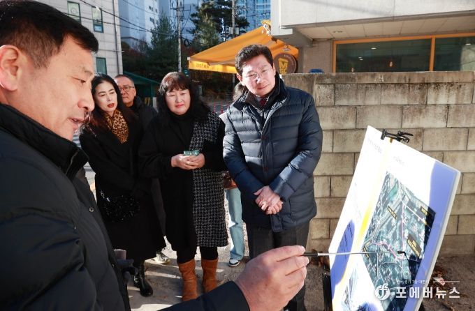 이상일 용인특례시장이 30일 동천동 주민들과 함께 구 농협사거리 전신주 지중화 사업에 대한 시 관계자의 설명을 듣고 있다