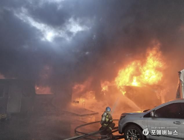 소방공무원이 화목난로 화재로 인한 대응2단계 현장에서 화재진압 중