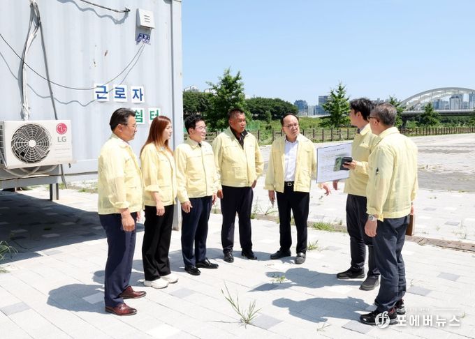 광명시의회 이지석 의장이 시민의 안전을 최우선으로 현장을 점검하고 있다.