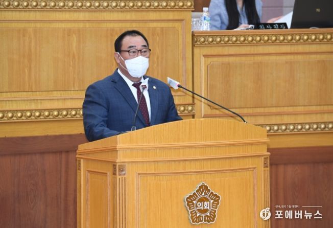홍성표 의원이 제339회 양주시의회 임시회 제1차 본회의에서 ‘양주시 덕계저수지 하천구역 지정 재검토 건의안’대표 발의하고 있다.