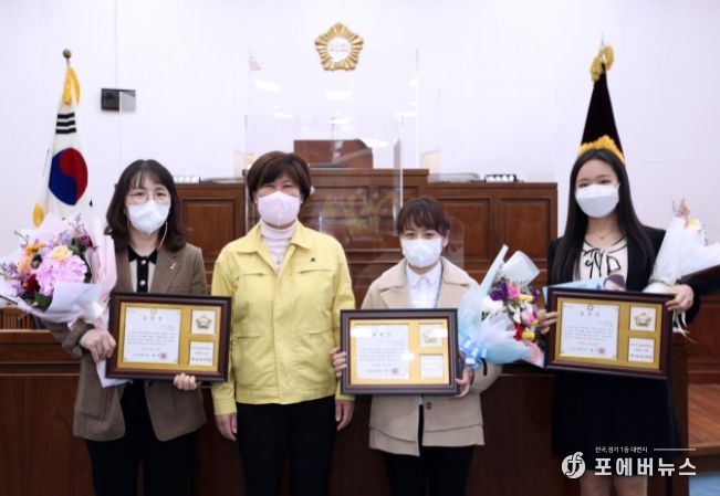 하남시의회 방미숙 의장이 14일 열린 제309회 임시회 제1차 본회의에서 시정 및 의정발전에 기여한 공무원 3명을 표창하고 기념사진을 찍고 있다. (사진_하남시의회 제공)