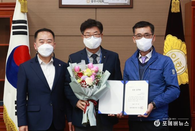좌측부터 박현철 시의원, 권성덕 팀장, 임일혁 의장