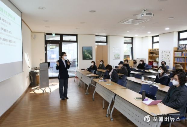 군포시의회 성복임 의장은 최근 제2기 ‘군포시 시민정원사’ 과정 개강식에서 수강생들을 대상으로 탄소중립 활동의 필요성을 강조하며 적극적인 동참을 요청하는 강의를 했다.