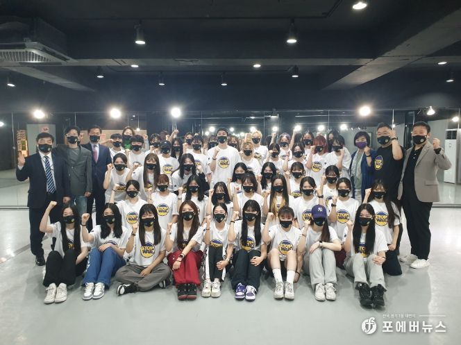 이상길 교수가 이끄는 LJ댄스아카데미 팀이 'STOP WAR'를 외치고 있다