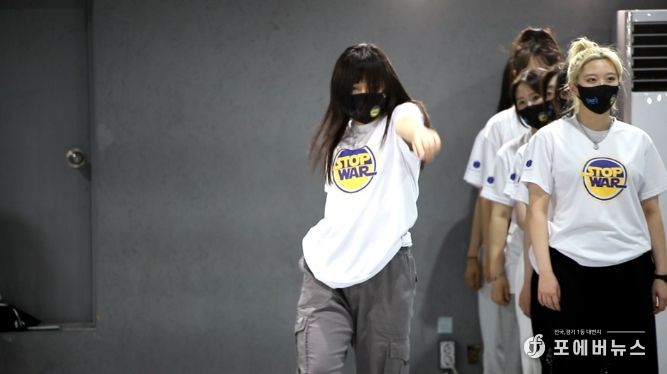 이상길 교수가 이끄는 LJ댄스아카데미 팀이 'STOP WAR' 퍼포먼스를 선보였다.