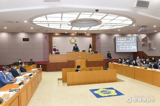 정덕영 의장이 제341회 임시회 제2차 본회의에서 ‘양주시 재산세 도시지역분 부과지역 고시안’의 표결 결과를 확인하고 있다.