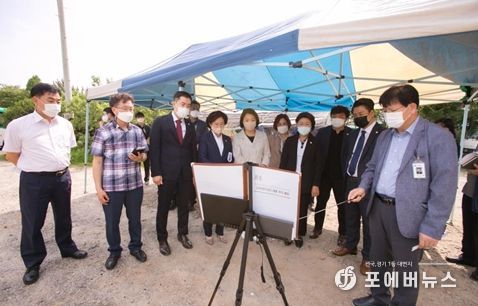 재정문화위원회 위원들이 고강공영차고지 대체부지 현황 및 향후 계획에 대해 브리핑을 받고 있다.