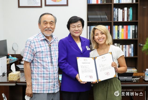 이천시장실을 찾은 제니퍼 탐씨가 김경희 시장으로부터 수료증을 받고 있다.