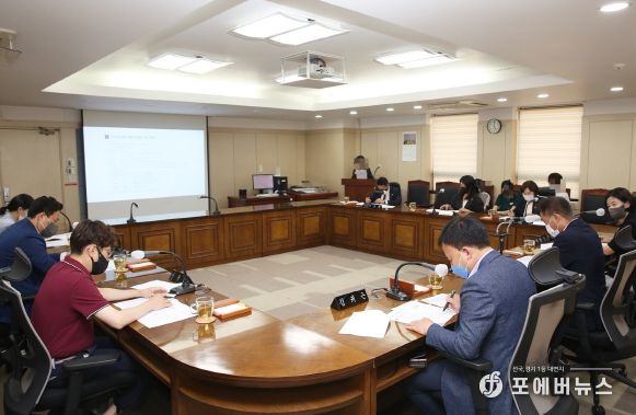 제9대 군포시의회 의원들이 지난 19일 간담회를 열고, 올해 행정사무감사 일정 및 현장 방문 계획 등을 논의하고 있다.