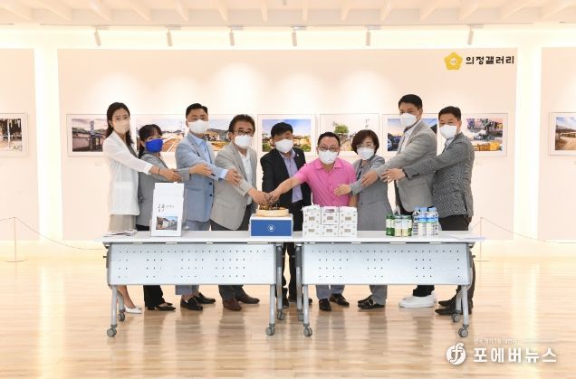 윤창철 의장과 강재성 한국사진작가협회양주지부장을 비롯한 시의원들이 ‘골목 사진전’ 개막 직후 의정갤러리에서 기념촬영을 하고 있다. (왼쪽부터 최수연 의원, 이지연 의원, 정희태 의원, 김영환 양주예총 회장, 윤창철 의장, 강재성 지부장, 강혜숙 의원, 한상민 부의장, 김현수 의원)