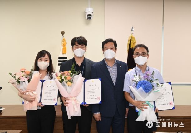 1일 하남시의회 강성삼 의장이 지방의회 인사권 독립 이후 첫 승진자 김정훈, 전해성, 손예린 주무관에게 임용장을 전달한 뒤 기념사진을 찍고 있다. (사진_하남시의회 제공)