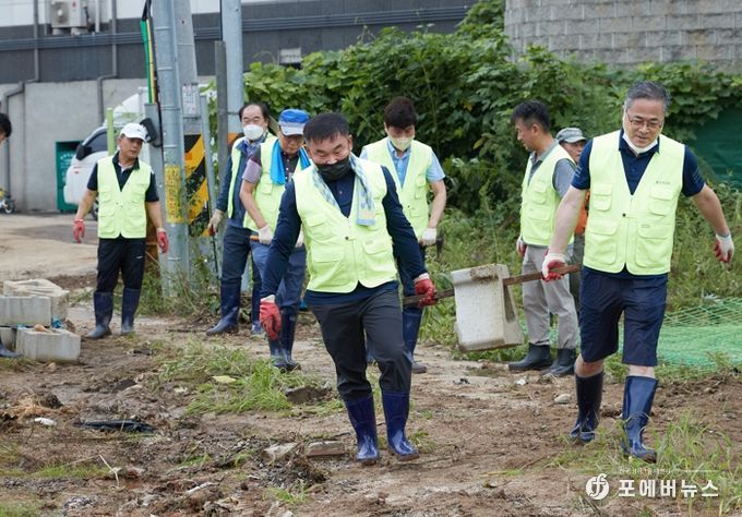 용인특례시의회 의원들, 수해복구 현장에서 ‘구슬땀