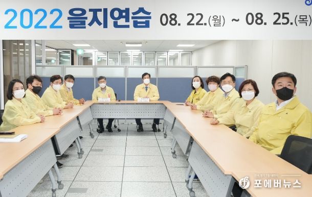 하남시의회 강성삼 의장과 의원들이 8월 23일 오후 ‘2022년 을지연습’ 훈련이 진행 중인 하남시통합방위지원본부를 방문해 훈련 상황을 보고받고 있다. (사진_하남시의회 제공)