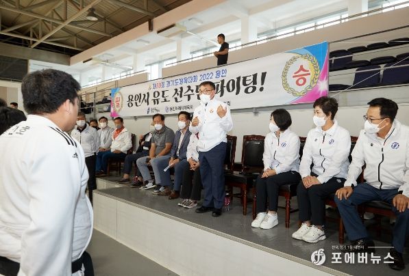 윤원균 의장이 용인시 유도 선수들을 격려하고 있다.