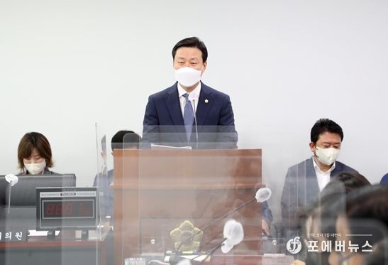성남시의회 이준배 의원이 29일 열린 의회 운영위원회에서 ‘회의규칙일부개정안’에 대해