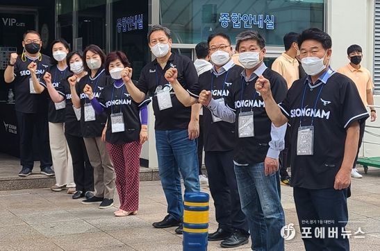 성남시의회 더불어민주당협의회에서는 정치권으로 다시 끌어들인 성남FC를 응원하고자 지난 4일 울산과의 경기에 함께했다.