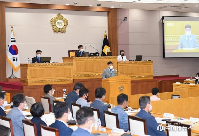 제346회 정례회 제2차 본회의에서 양주시 조정대상지역 지정 해제 촉구 건의안을 대표 발의하고 있는 김현수 의원
