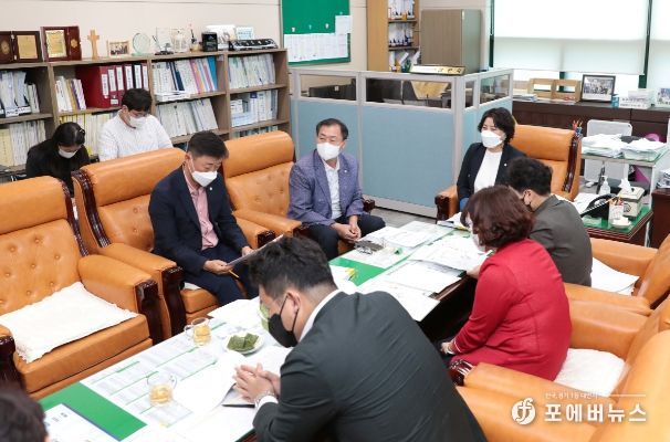 안산시의회 3개 상임위원회가 지난 20일과 21일 이틀에 걸쳐 안산시 집행부와 간담회를 가졌다. 사진1은 기획행정위원회의 간담회 모습. 사진2는 위부터 기획행정위원회 문화복지위원회 도시환경위원회의 간담회 모습