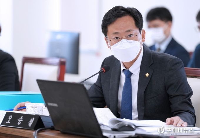 오승철 의원, 2022년 자치행정위원회 행정사무감사에서 질의응답을 진행하고 있다.