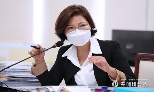 정혜영 하남시의원이 2022년도 행정사무감사 이틀째 집행부 질의사항에 대한 답변을 청취하고 있다.
