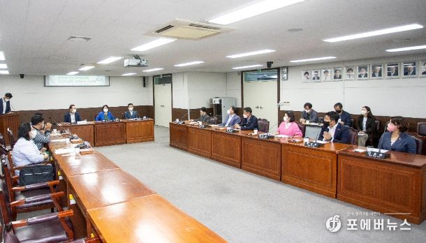 안산시의회 의원들이 안산시 주민자치협의회 관계자들과 지난 26일 간담회를 가졌다. 사진은 이날 간담회 중 한 장면