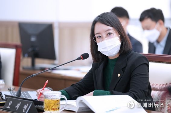 오지연 의원이 2022년 도시건설위원회 행정사무감사에서 질의응답을 진행하고 있다.