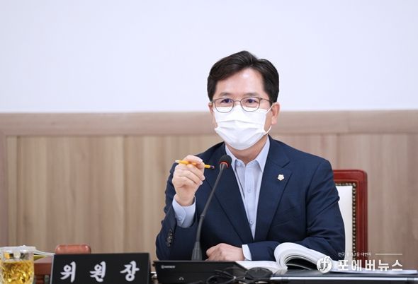 금광연 의원이 2022년 도시건설위원회 행정사무감사를 진행하고 있다.