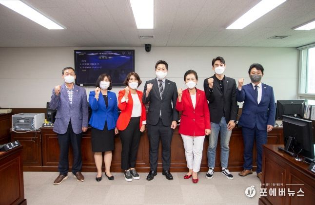 의회 제2상임위원실에서 제1차 예결위를 마치고 기념촬영에 임하고 있는 예산결산특별위원회 위원들의 모습.