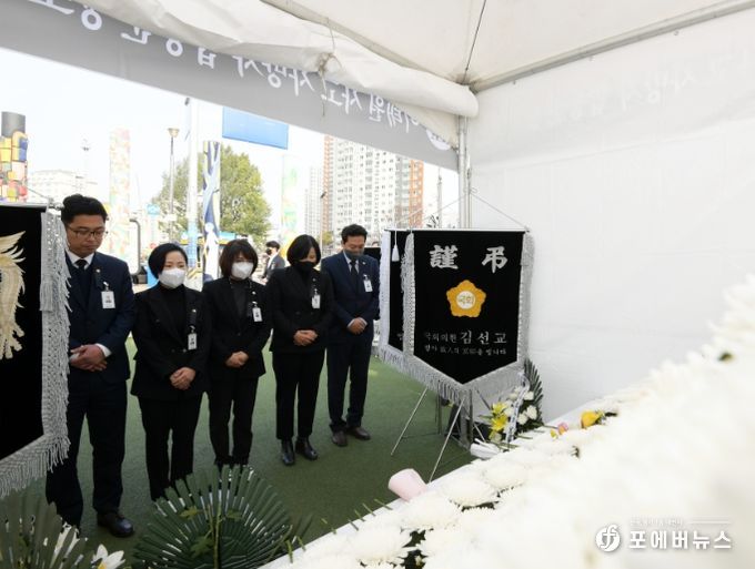 양평군의회, 이태원 사고 사망자 합동분향소 조문