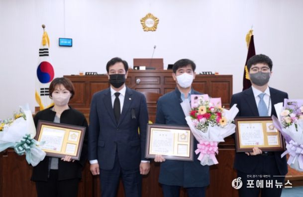 3일 제316회 임시회 제1차 본회의에서 열린 ‘2022년 4분기 우수공무원’ 표창식에서 강성삼 의장과 수상 공무원이 함께 기념사진을 찍고 있다. (사진_하남시의회 제공)