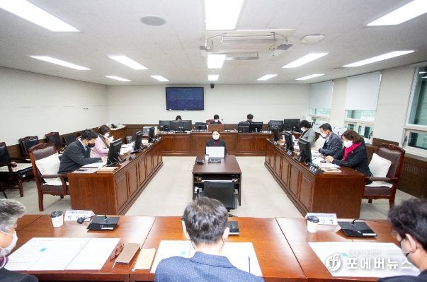 안산시의회가 15일 제2상임위원실에서 ‘제278회 제1차 정례회 폐회중 의회운영위원회를 개최했다. 사진은 이날 운영위 중 한 장면