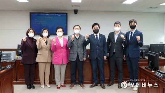 예산결산특별위원회 위원들이 22일 제279회 제2차 정례회 제1차 예산결산특별위원회를 마치고 기념촬영에 임하고 있다. 왼쪽부터 김유숙 박은정 이진분 박태순 한갑수 최찬규 선현우 위원의 모습.