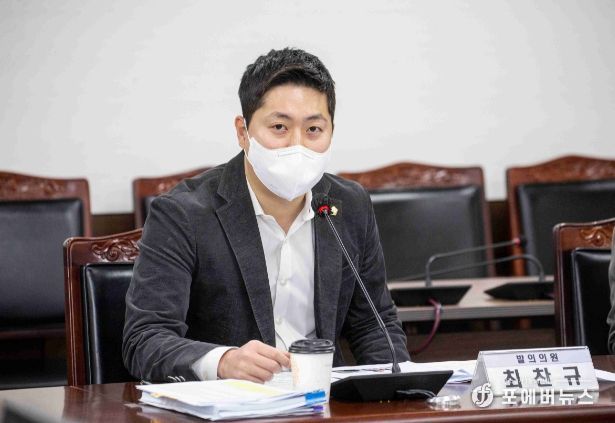 안산시의회 최찬규 의원이 지난달 23일 제279회 제2차 정례회 문화복지위원회에서 ‘안산시 장애인 일자리 창출 및 고용촉진 지원 조례안’에 대해 설명하고 있다.
