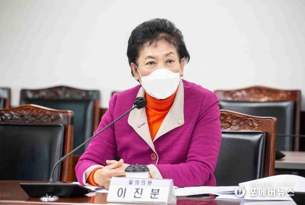 안산시 여성의 경제활동 촉진과 경력단절 예방에 관한 조례안’을 대표 발의한 이진분 의원이 지난달 23일 제279회 제2차 정례회 문화복지위원회에서 조례안에 대해 설명하고 있다.
