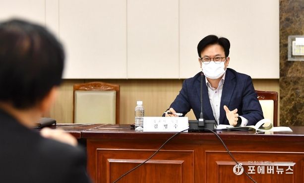 김병수 김포시장이 6일 기획재정부 주관으로 정부서울청사에서 열린 ‘국유재산정책심의위원회’에 직접 참석해 구래·마산동에 미래산업 융복합 클러스터 조성의 필요성을 설명하는 모습이다.