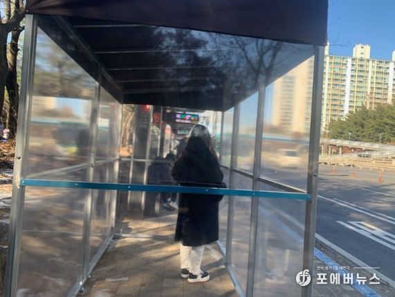 올 초 주민의견을 수렴해 추가 설치된 온기텐트. 추위와 바람을 막을 수 있어 시민들에게 큰 호응을 받고 있다