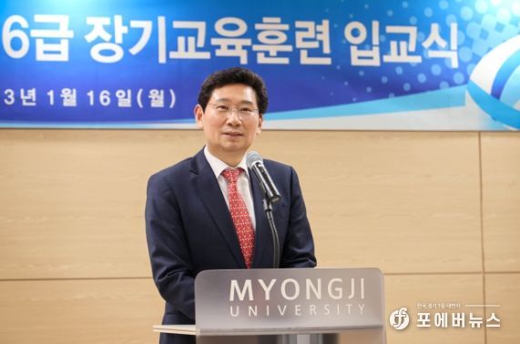 이상일 용인특례시장이 용인시 핵심리더과정(장기교육훈련) 입교식에 참석해 격려사를 하고 있다.
