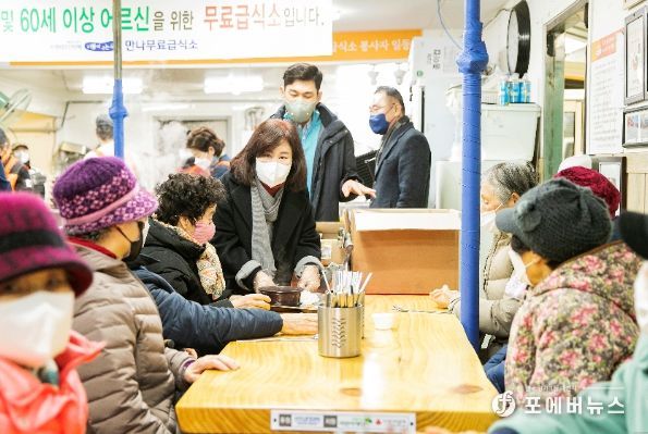 김경희 의장이 남양읍 소재 무료급식소에서 배식봉사를 하고 있다.