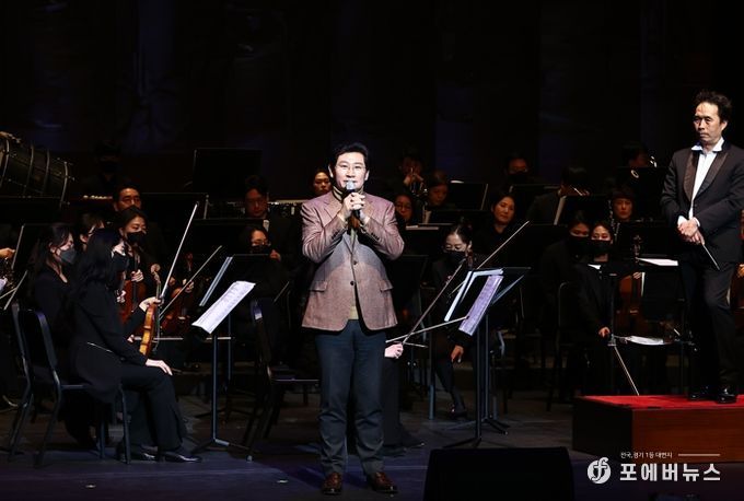 이상일 용인특례시장이 신년음악회 2부 첫 순서로 무대에 올라 관객들에게 새해 인사를 전하고 있다