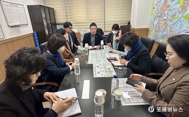 난방비 폭등에 따른 대책 수립 임시 의원총회를 개최중인 남양주시의회 더불어민주당 의원들