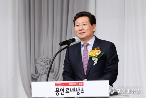 이상일 용인특례시장이 용인특례시 주민자치연합회 이취임식에 참석해 축사를 하고 있다.