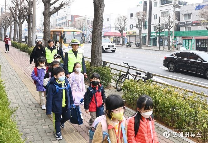 어린이 안전통학 일일 현장체험하는 조용익 부천시장