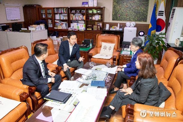 안산·시흥·화성시 의회 의장들이 시화호 지역 현안 해결을 위해 18일 안산시의회에서 첫 간담회를 가졌다. 사진은 이날 간담회 중 한 장면
