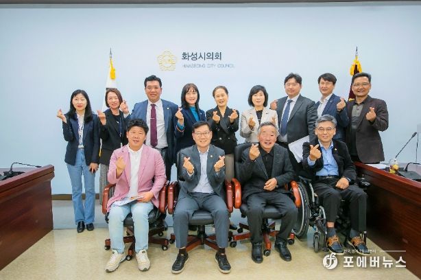 화성시의회 교육복지위원회가 화성팔탄민요 활성화를 위한 정책간담회를 개최해 관계자들과 사진 촬영중이다.