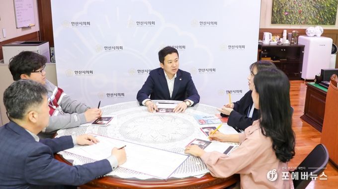 안산시의회 영어 공부 모임 1기가 지난 21일 의회 의장실에서 첫 모임을 가졌다.