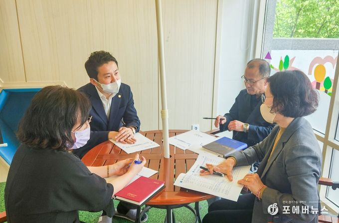 사진은 안산시의회 송바우나 의장(사진 왼쪽 위)이 지난 4일 단원구 신길동에 위치한 안산시 다함께돌봄센터를 방문해 센터 관계자들과 대화하고 있는 모습.