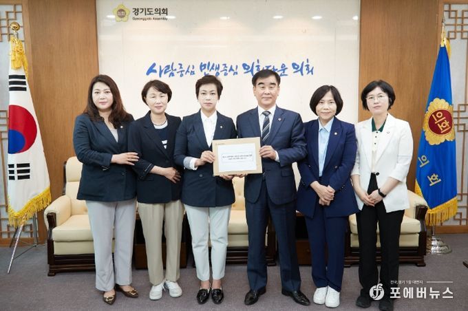 왼쪽부터 박희정 의원, 유진선 의원, 황미상 의원, 염종현 경기도의회 의장, 신현녀 의원, 이윤미 의원