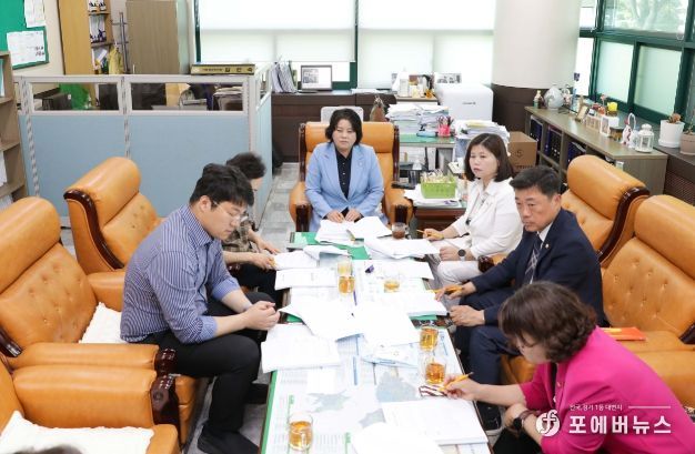 안산시의회 3개 상임위원회가 지난 16일 시 집행부와 간담회를 개최했다. 사진은 이날 기획행정위원회의 간담회 모습