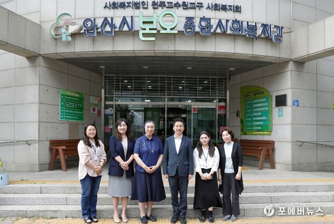 안산시의회 송바우나 의장과 이지화 기획행정부위원장이 19일 본오종합사회복지관을 방문해 현장의 목소리를 청취했다.